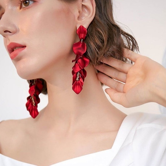 Floral Elegant long red rose petals - Picture 4 of 9